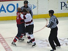 Sheldon Brookbank (hvid/sort trøje) slås med Donald Brashear (venstre)