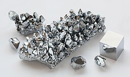 Chromium crystals and 1cm3 cube.jpg