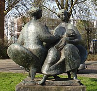Twee vrouwen en kind op bank (1961), Den Haag