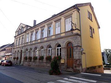 Здание мэрии-школы