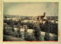 Pohled na Agen, Francie roku 1877 od Louise Ducose du Haurona, francouzského průkopníka barevné fotografie.
