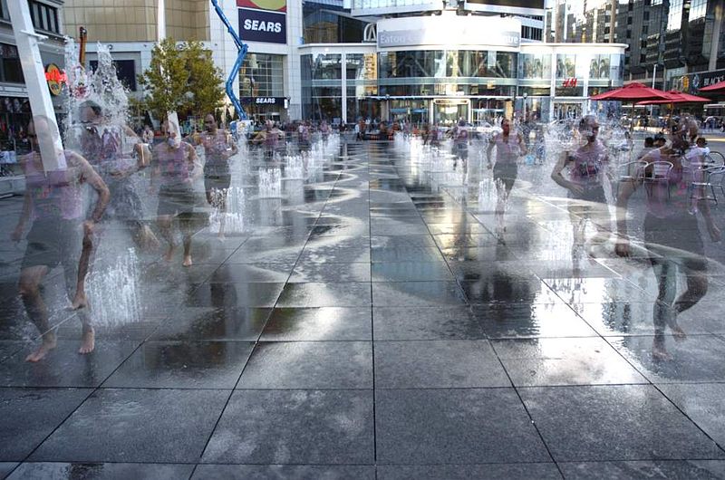 File:Dundas-square-splash-fountains1024.jpg