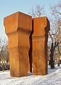 La scultura di Eduardo Chillida Buscando la Luz di fronte alla Pinacoteca dell'Arte Moderna