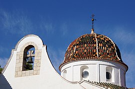 Espadaña y cúpula.