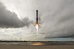 Посадка ракеты-носителя Falcon 9 CRS-11 на LZ-1.jpg