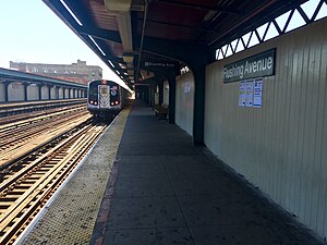 Flushing Avenue - Metropolitan & Jamaica bound platform.jpg