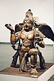 Statue en bois représentant Garuda.