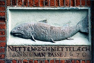 Gevelsteen van hotel de Zalm op de Markt van Gouda