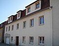 Wohnhaus in halboffener Bebauung, Sandstein-Türstock mit Schlussstein