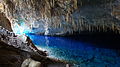 Mavi Göl Mağarası gölünün gün ışığı ile aydınlanması ve göle inen merdivenler.