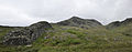 Hardknott Roman Fort met links de hoofdpoort, centraal Hard Knott en de Hardknott Pass