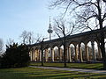 Hauptfriedhof Manheim, Teilansicht der Arkaden mit darunter platzierten Gräbern