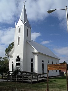 старая церковь с большим шпилем