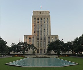 Houston City Hall mit Reflexionsbecken im Vordergrund
