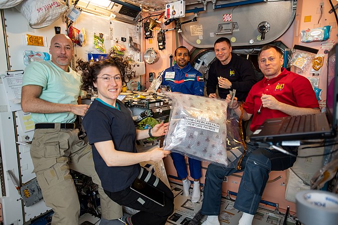Une partie de l'équipage réuni autour d'un repas dans le module Unity
