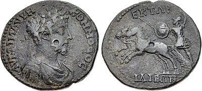 Monnaie de bronze d'Ilium, colonie romaine fondée à l'emplacement de Troie. Frappée sous Commode (règne : 180 à 192). Au revers, la légende EKTΩP (Hector) désigne le guerrier représenté au centre de la monnaie, conduisant un bige. Sous le char, on trouve la légende ΙΛΙΕΩΝ (« Les citoyens d'Ilium »).