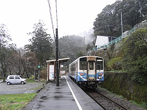 一輛開往阿波池田站的普通列車正停於靠於月台上，2008年攝。