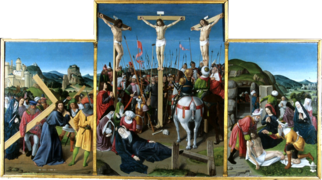 Photographie en couleurs d'un triple tableau représentant des étapes de mise en croix du Christ.