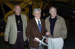 Teodor Van Kirk (sağdan birinci)