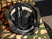 フィンランド軍のヘルメット外観（左）および内観（右）