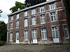 Huis van Presse: gevel en daken, en het ensemble van het gebouw, de tuin, de weg en de muur