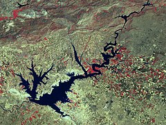 Image Landsat du lac du barrage Atatürk en 2002.