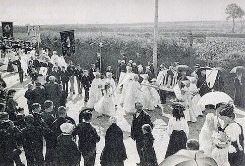 Photograph circa 1930 depicting a procession at Le Folgoët's "Pardon"