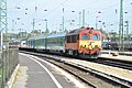 418 122 halad Ferencváros állomáson egy német különvonattal (2023)
