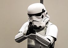 Stormtrooper tenant un pistolet blaster.