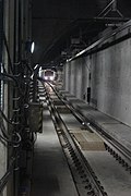 從月台西端可看到列車會經由調頭隧道駛入同層的對向月台（2014年12月）