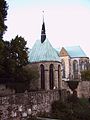 Vue de la chapelle avec au fond l'église Saint-Pierre