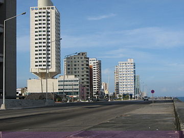 L'immeuble Atlantic (es) et d'autres, dans le quartier d'El Vedado (en) à La Havane.