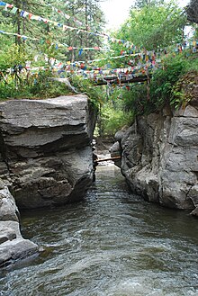 ponte che unisce le 2 rocce del Tang Chhu, ponte molto caratteristico, colorato, in legno pregiato