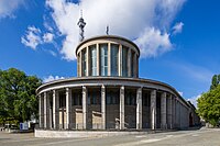 98. Platz: Matthias Süßen mit Halle 16 des Messegeländes mit Funkturm in Berlin