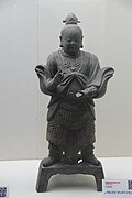 Statuetta Ming che indossa un'armatura a motivo di montagna.