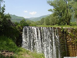 Een waterval in Mirkovo