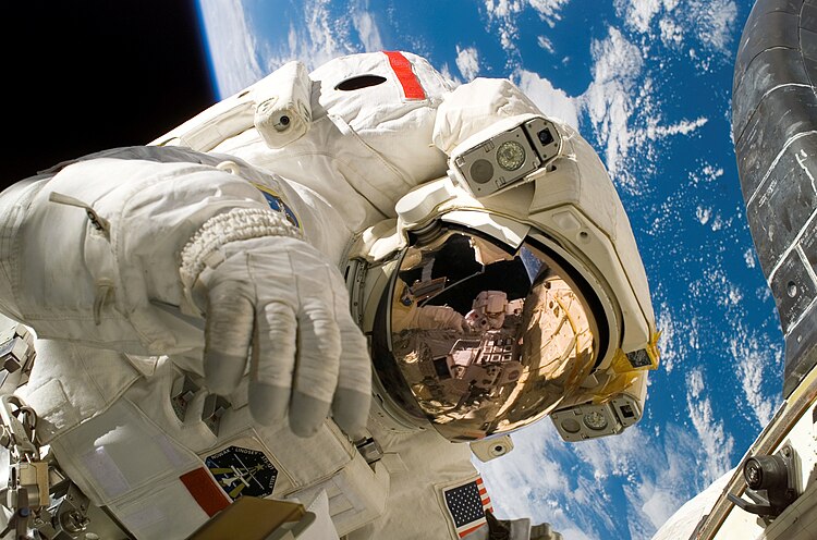 Астронавт Пирс Селлерс во время третьего выхода в открытый космос (STS-121) ремонтирует орбитальный тепловой экран