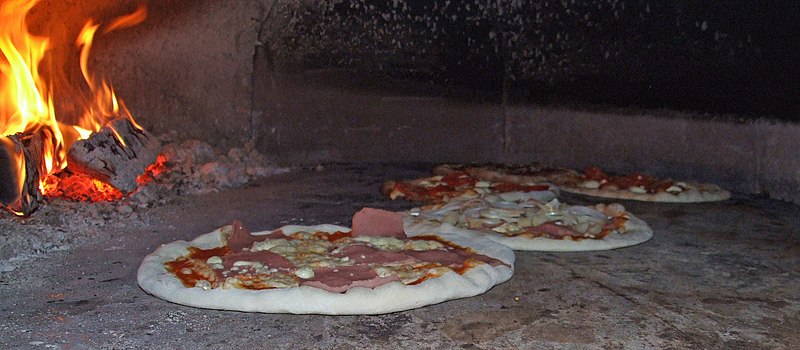 File:Pizza%20im%20Pizzaofen%20von%20Maurizio.jpg