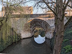 en aval de l'ouvrage, vue sur l'arche en coquille