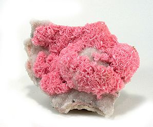 ルーマニアのカヴニク(en:Cavnic)鉱山産のピンク色の鉱石