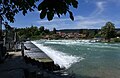 Links Streichwehr bei Gebenstorf, rechts Wehr beim Fabrikkanal, im Hintergrund Unterwindisch