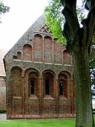 Décoration dans deux des arcades de la partie supérieure du pignon de l'église de Leermens (Pays-Bas) et en disposition verticale dans une des grandes arcades du fronton.