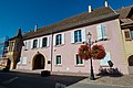 Maison façade avec oriel, puits