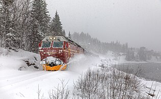 Een SJ Norge trein getrokken door een Di 4 locomotief tussen Finneidfjord en Mo i Rana tijdens een sneeuwstorm. Maart 2022.