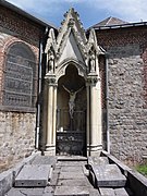 Tombe avec calvaire, au cimetière.