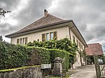 Schloss mit Bauernhaus und Brunnen