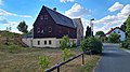 Wohnhaus, Scheune und Wasserhaus eines Bauernhofes