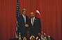 Госсекретарь Керри пожимает руку министру иностранных дел Турции Мевлюту перед двусторонней встречей в Ханчжоу.