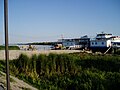 Escale des navettes fluviales sur le bras de St-Georges pour Tulcea ; au fond à gauche la mer.