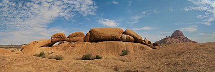 "Arco rochoso", uma formação de granito natural, perto do Spitzkoppe, Namíbia. O próprio Spitzkoppe é visível à direita (definição 10 673 × 3 579)